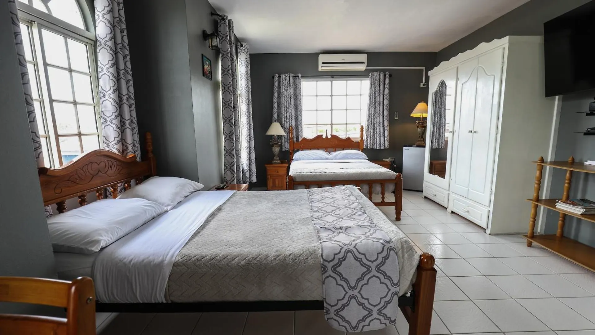 Airport Inn Piarco Bed & Breakfast